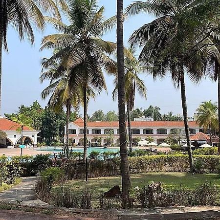 The Golden Palms Hotel & Spa Chik Bānavar Exterior foto