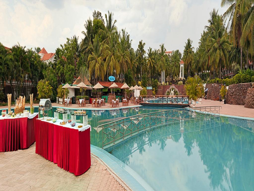 The Golden Palms Hotel & Spa Chik Bānavar Exterior foto