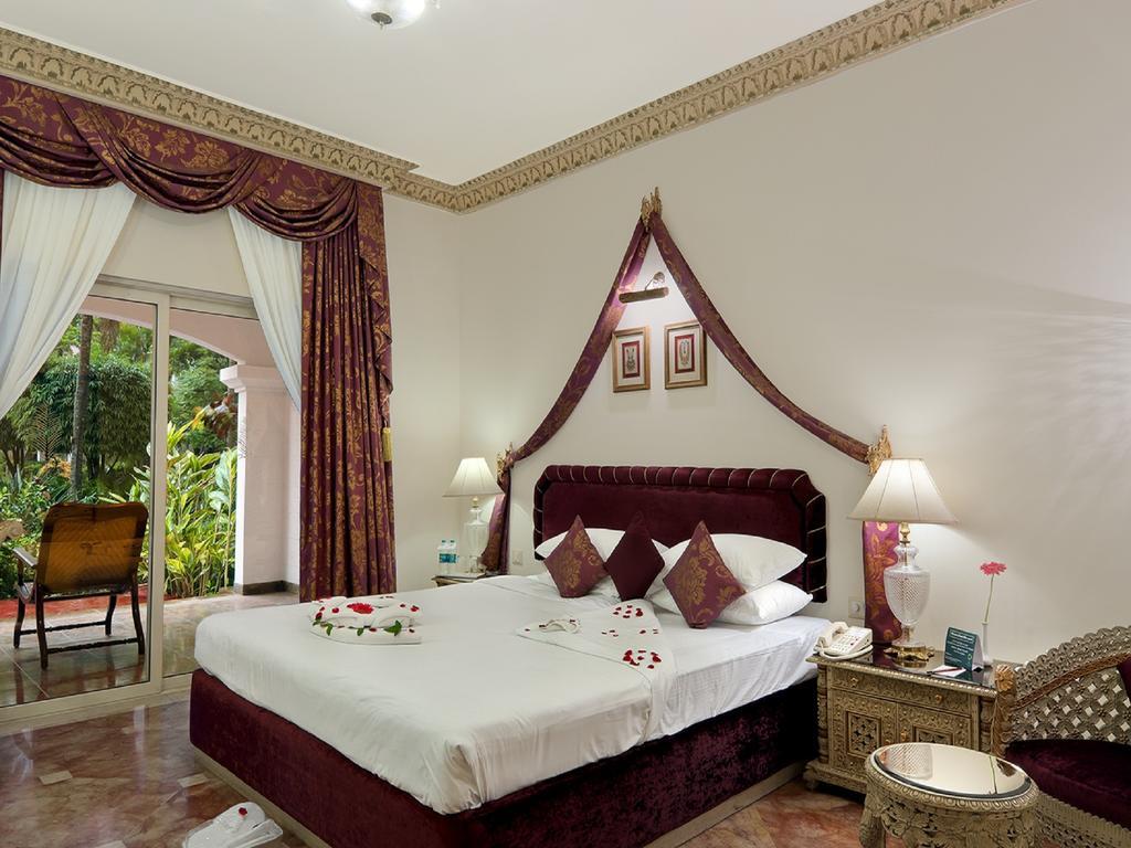 The Golden Palms Hotel & Spa Chik Bānavar Exterior foto