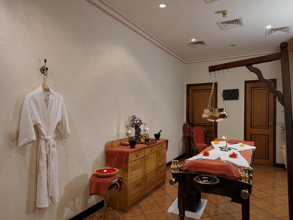 The Golden Palms Hotel & Spa Chik Bānavar Exterior foto