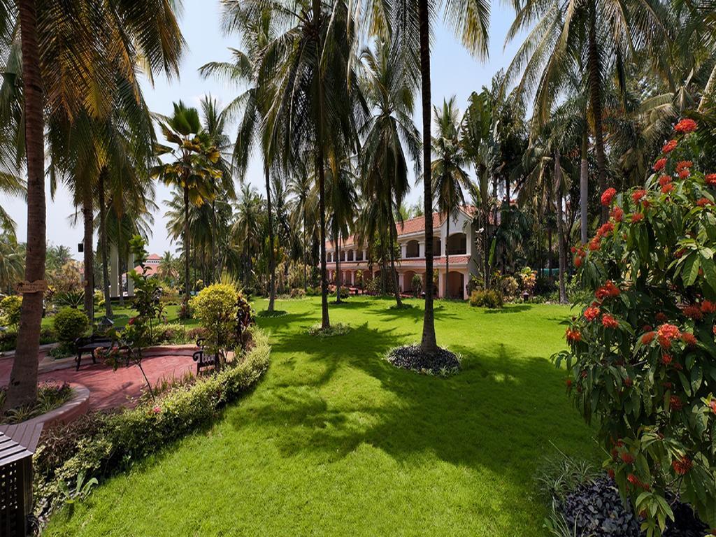 The Golden Palms Hotel & Spa Chik Bānavar Exterior foto