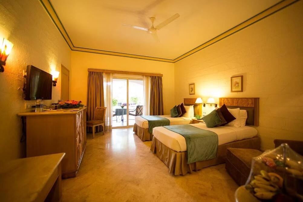 The Golden Palms Hotel & Spa Chik Bānavar Exterior foto