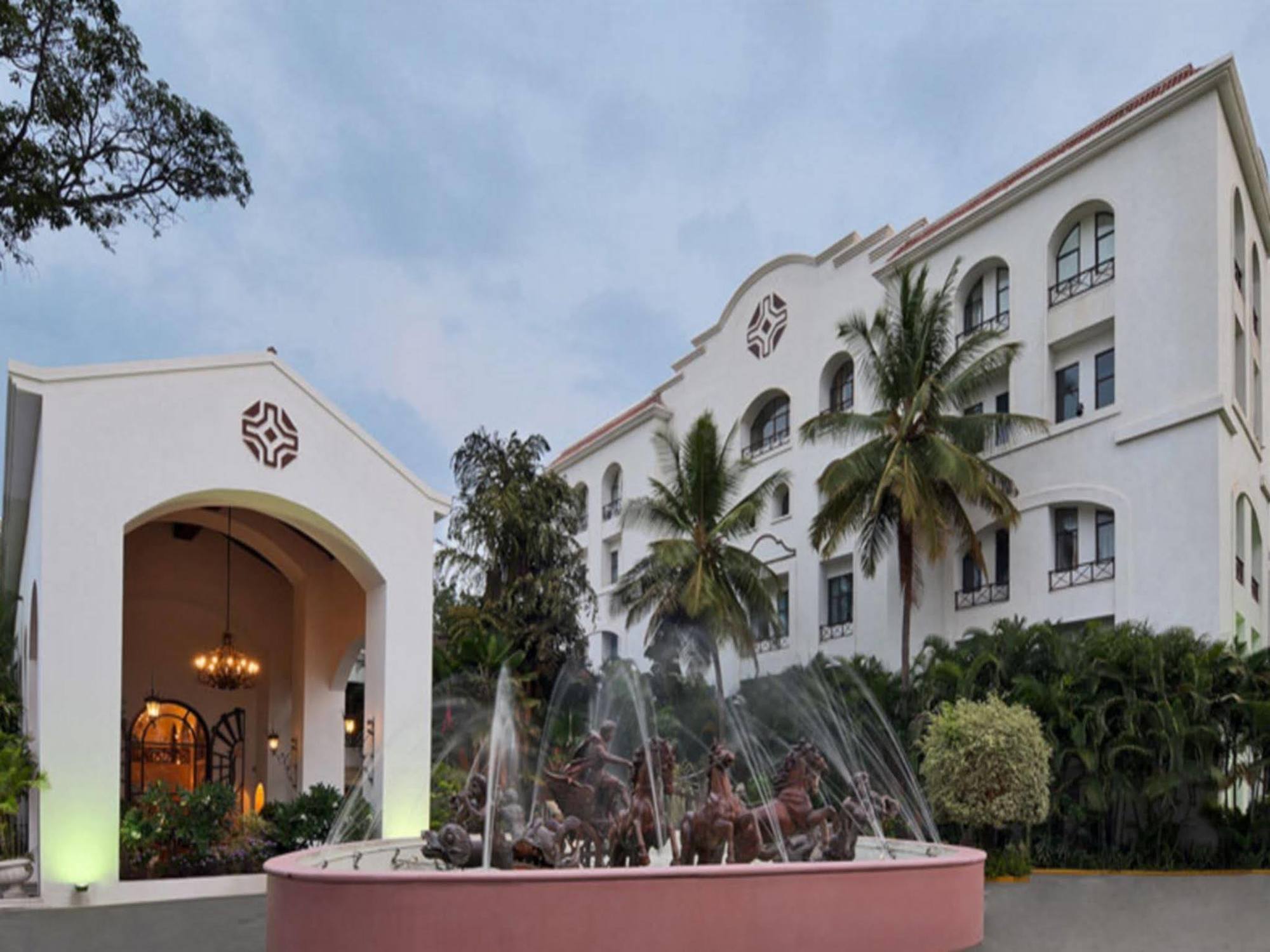 The Golden Palms Hotel & Spa Chik Bānavar Exterior foto