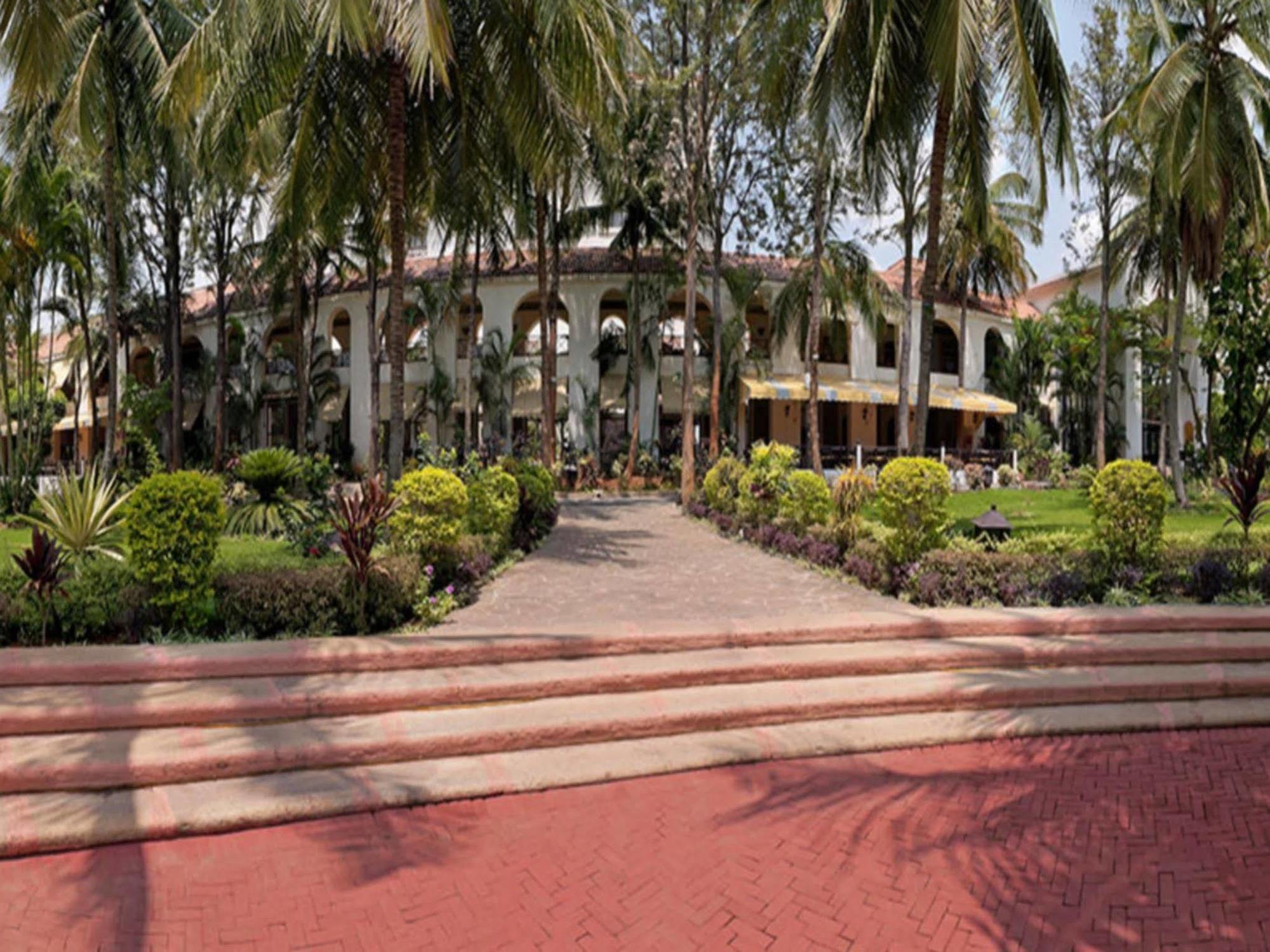 The Golden Palms Hotel & Spa Chik Bānavar Exterior foto